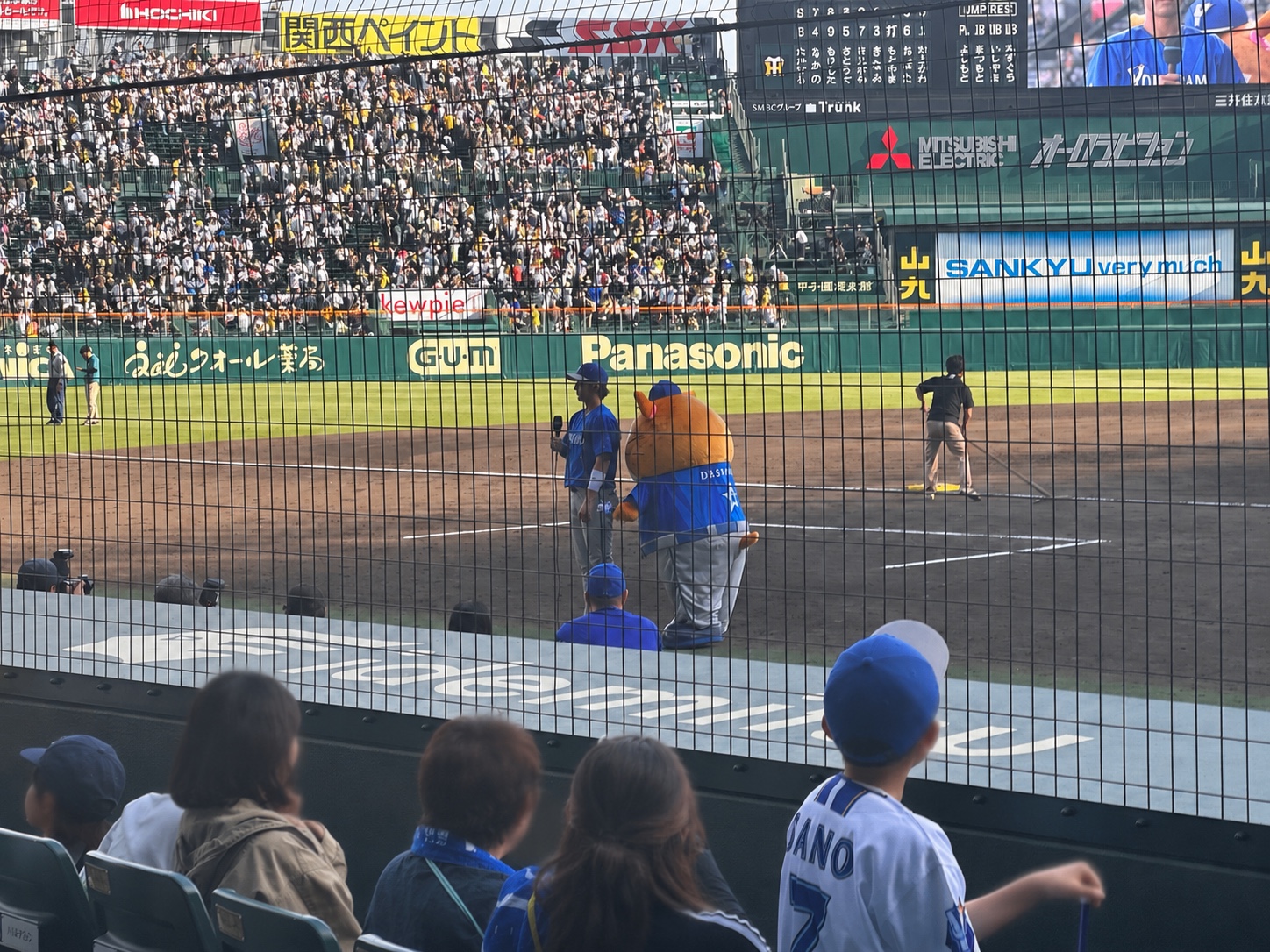 甲子園で行われたヒーローインタビューの様子