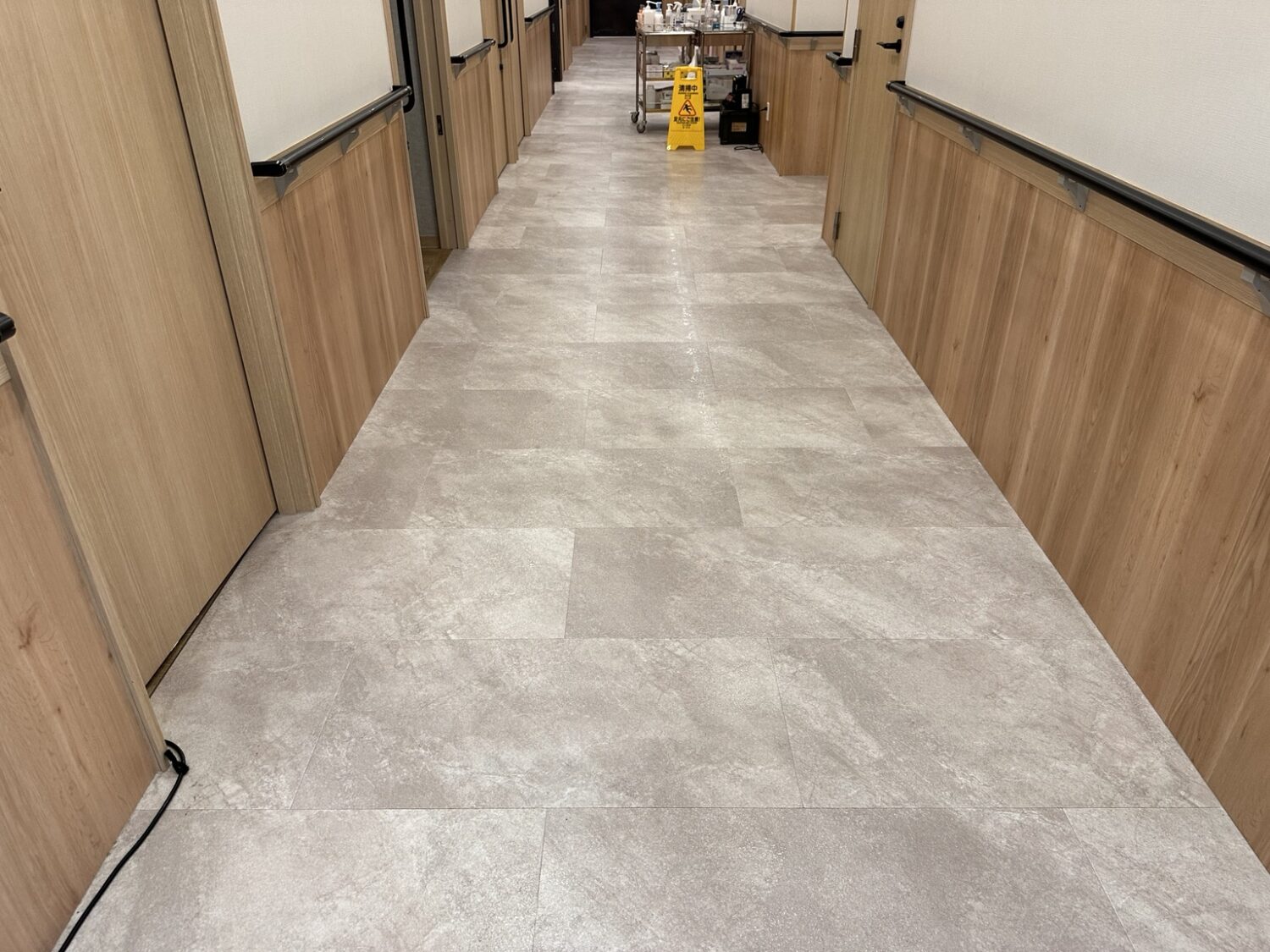 床清掃後に落ち着いた状態へ戻った施設の通路