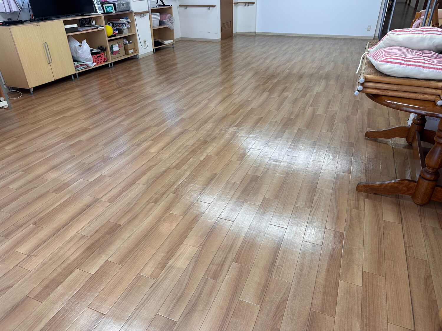 大阪市生野区の福祉施設で床洗浄ワックスを行う前の共用スペース