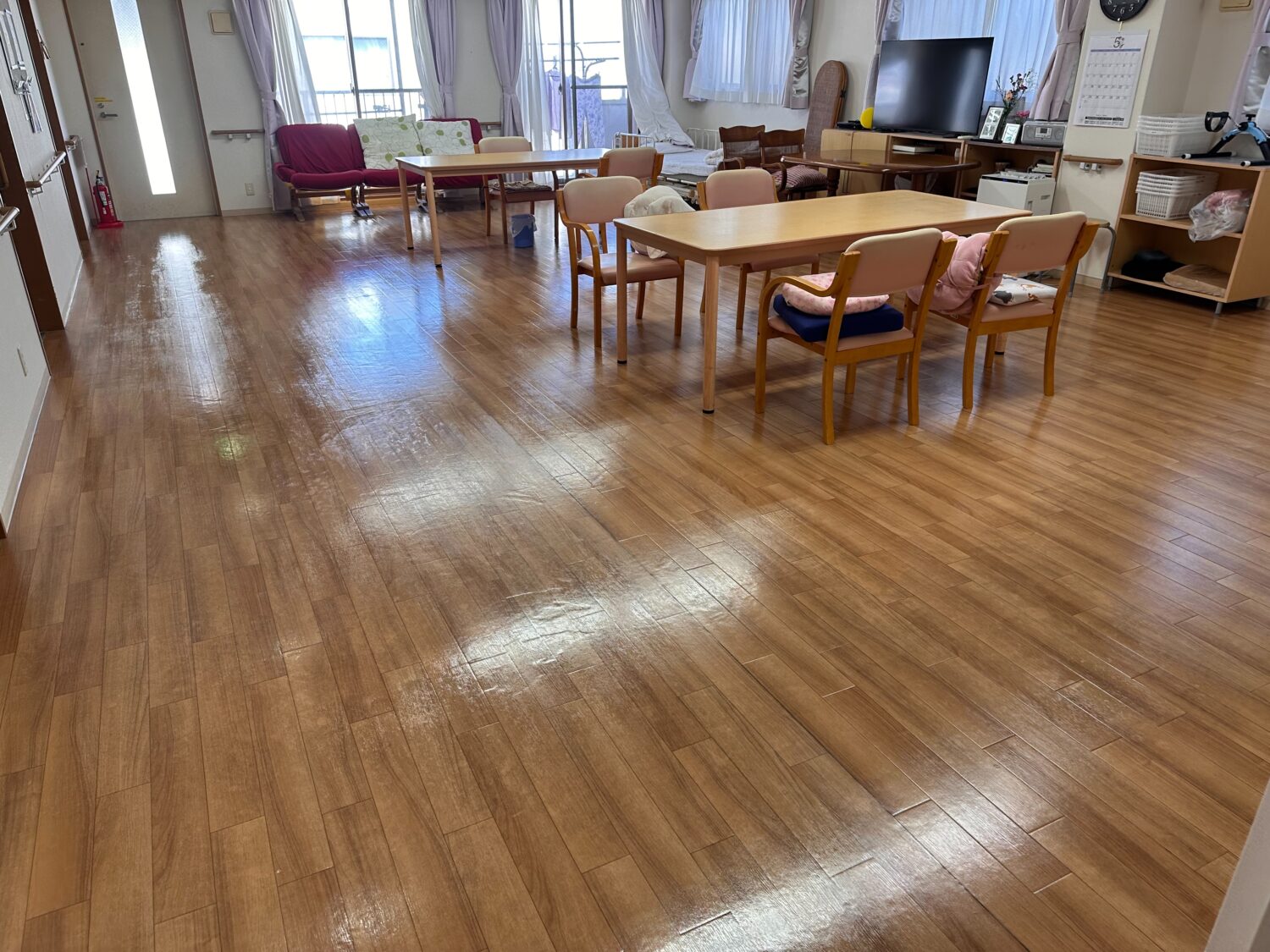 大阪市生野区の福祉施設で定期清掃の一部として床洗浄ワックスを行った施工後写真