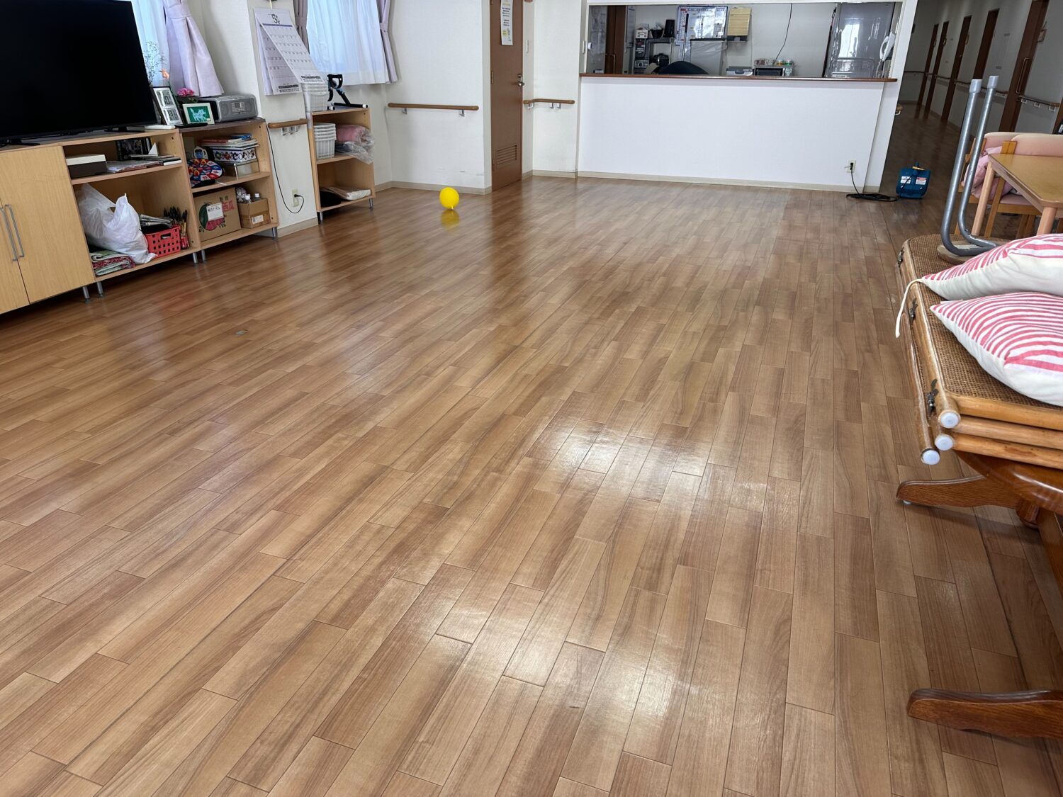 大阪市生野区の福祉施設で床洗浄ワックス後に光沢が出た共用スペース