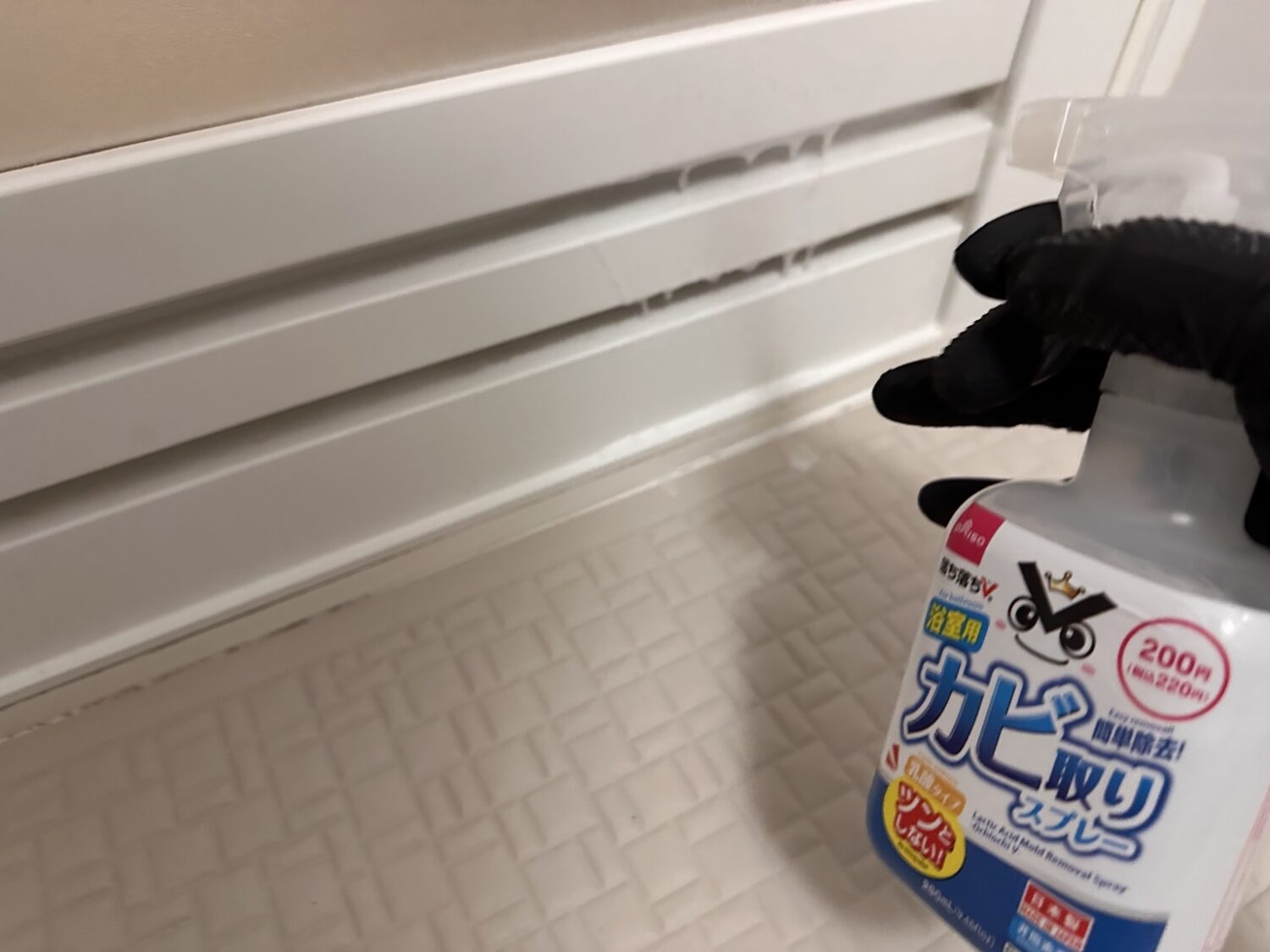 ダイソー落ち落ちV浴室用カビ取りスプレーを浴室の通気口まわりに使う様子