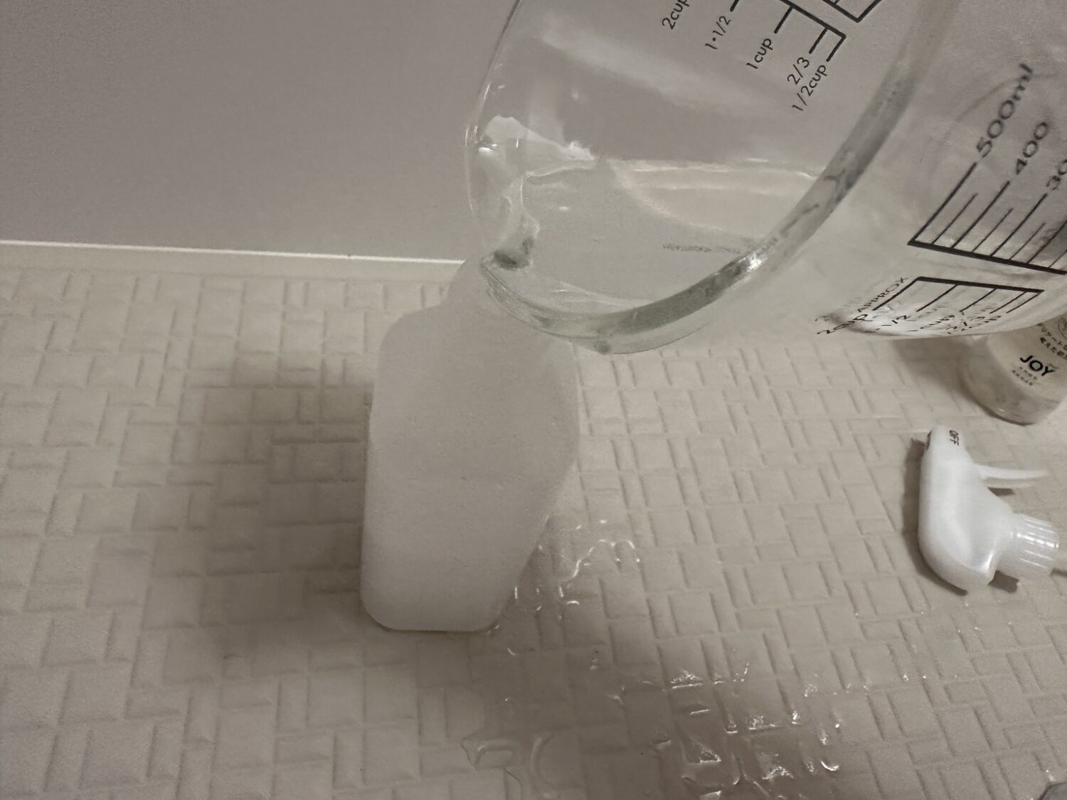 作ったクエン酸水をスプレーボトルに入れている様子