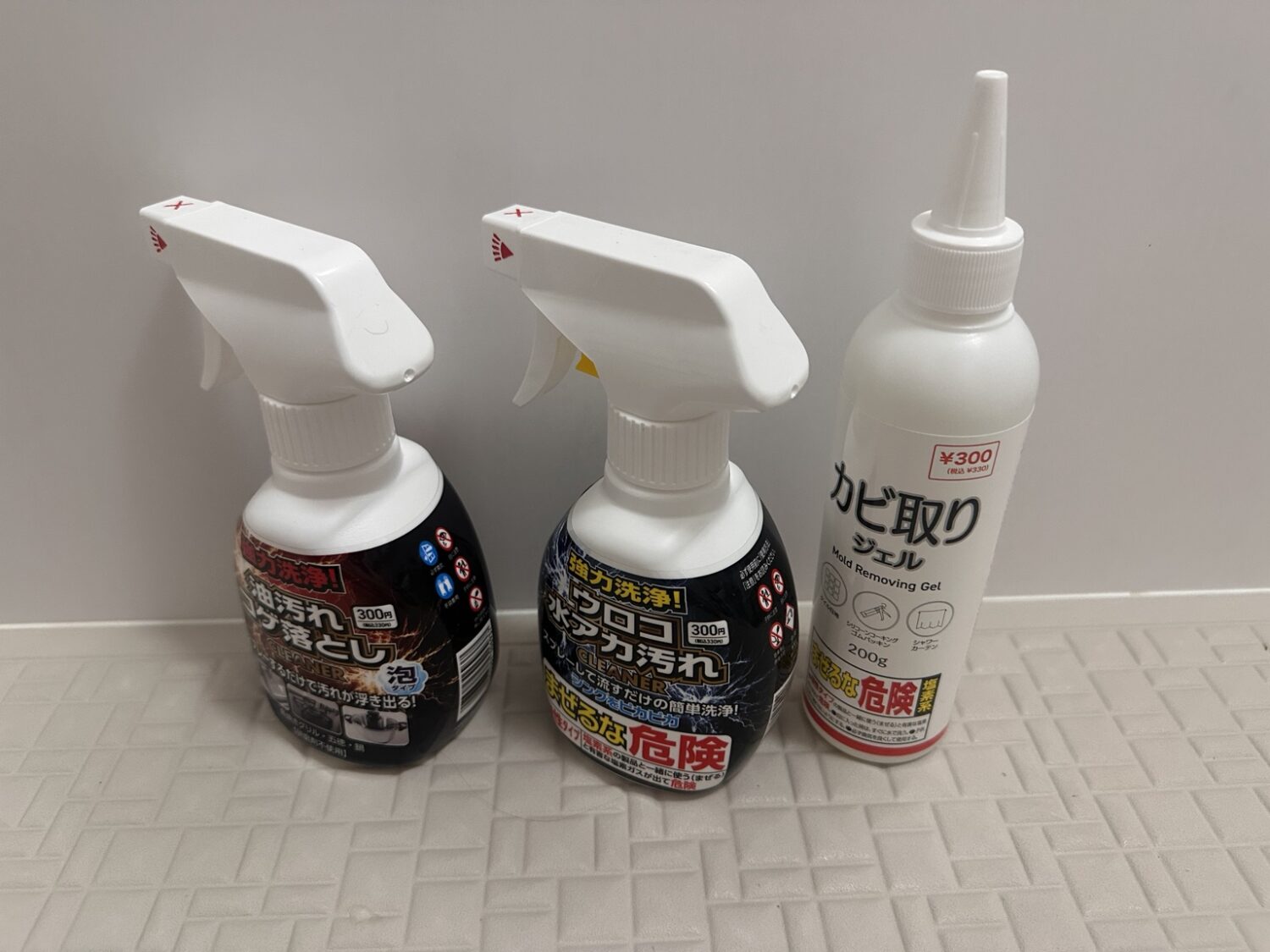 ダイソーの高級タイプカビ取りスプレーとカビ取りジェル