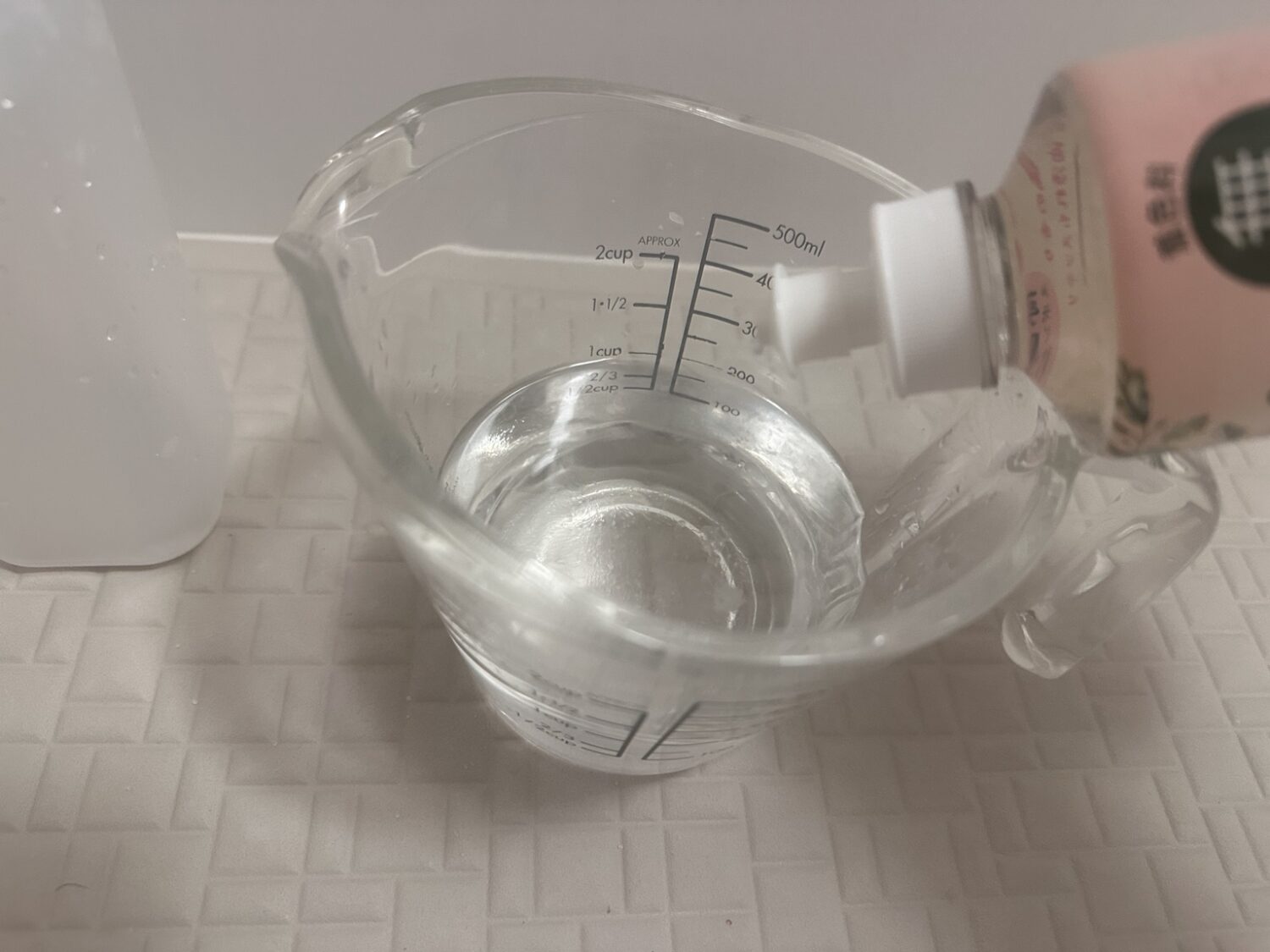 クエン酸水に食器用洗剤を少量入れている様子