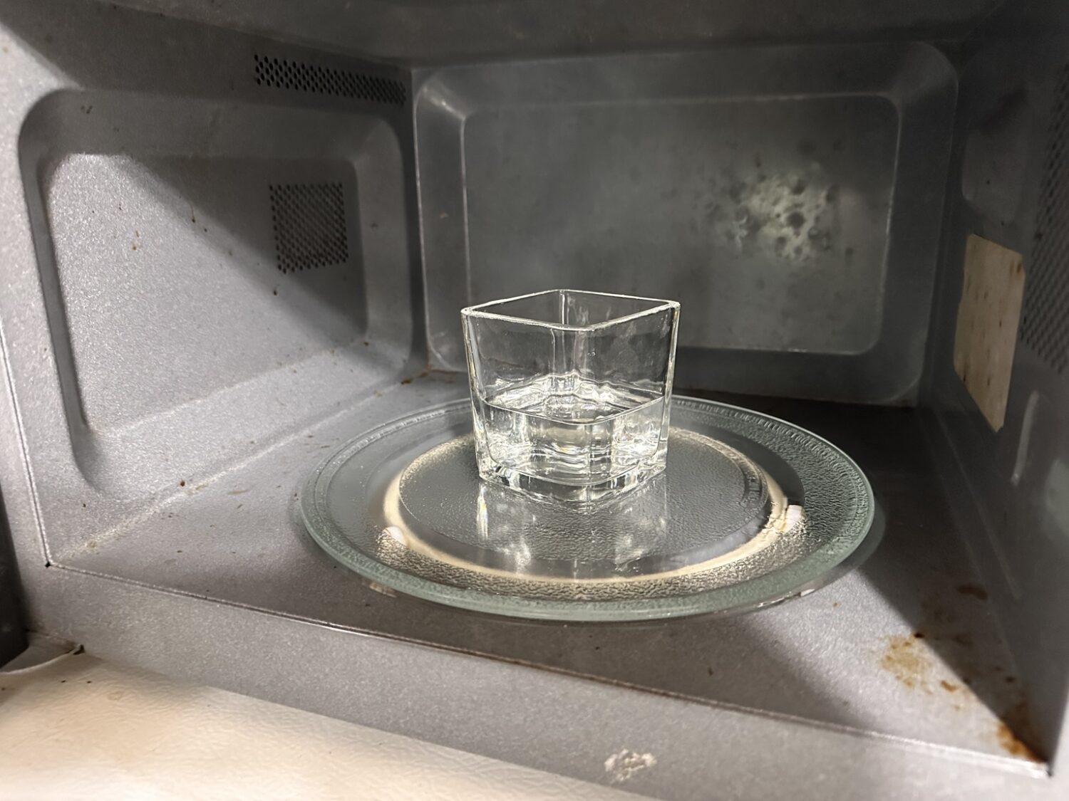 電子レンジ庫内の汚れを蒸気でゆるめる様子