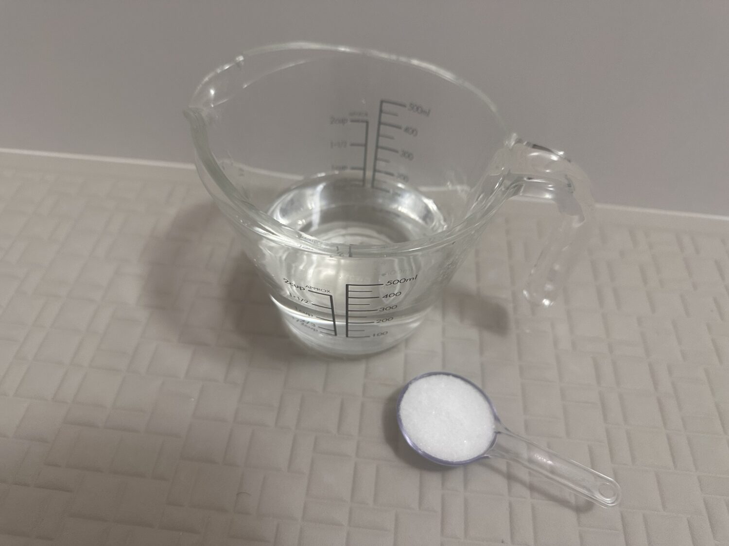 クエン酸水の作り方 水200mlとクエン酸小さじ1杯を用意した写真