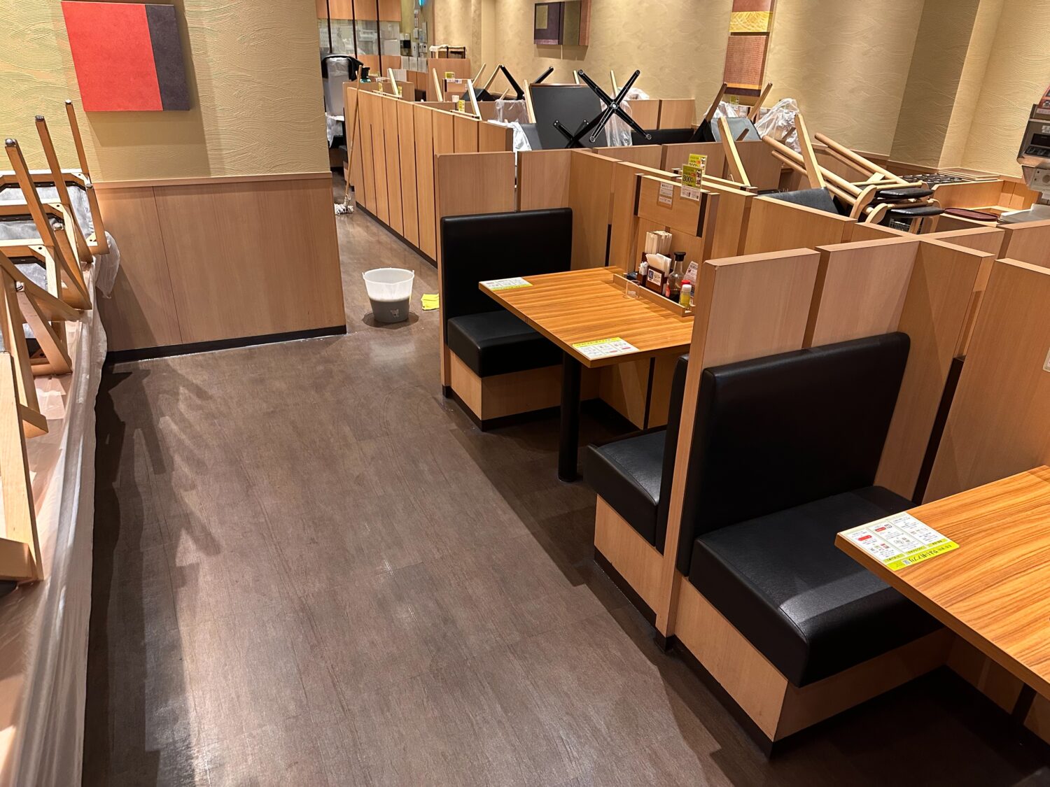 大阪市西区の飲食店で客席ホールの床洗浄ワックス前に作業準備をしている様子