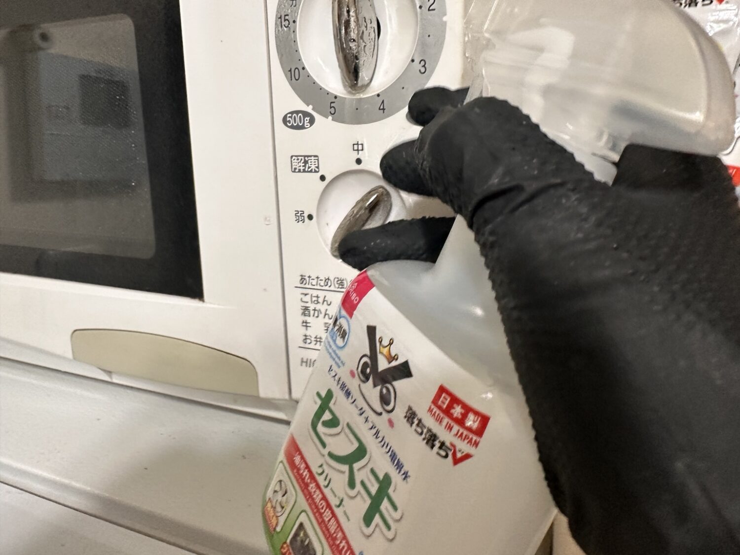 ダイソー落ち落ちVセスキクリーナーを電子レンジの操作つまみ掃除に使う様子