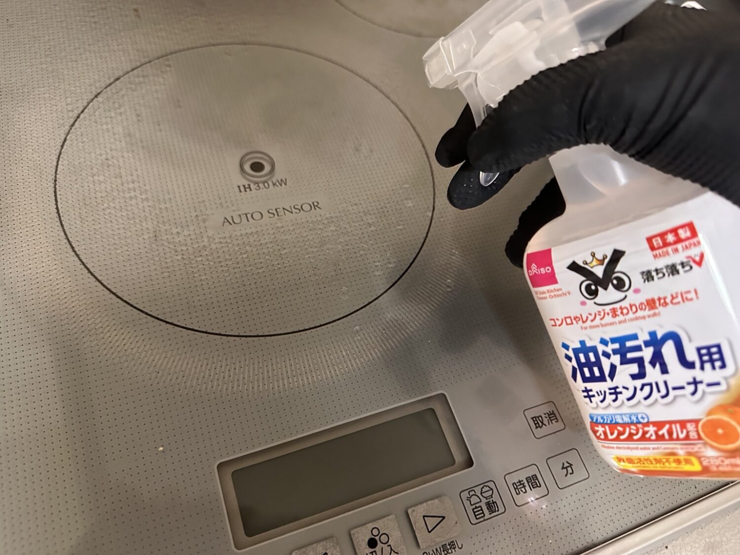 ダイソー落ち落ちV油汚れ用キッチンクリーナーをIHコンロまわりに使う様子
