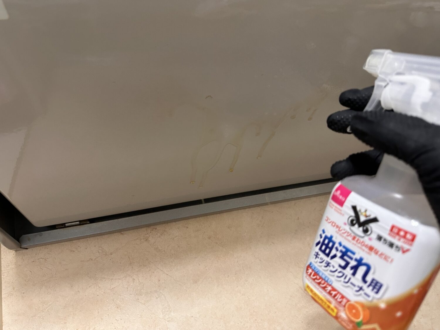 ダイソー落ち落ちV油汚れ用キッチンクリーナーをレンジフードの整流板に使う様子