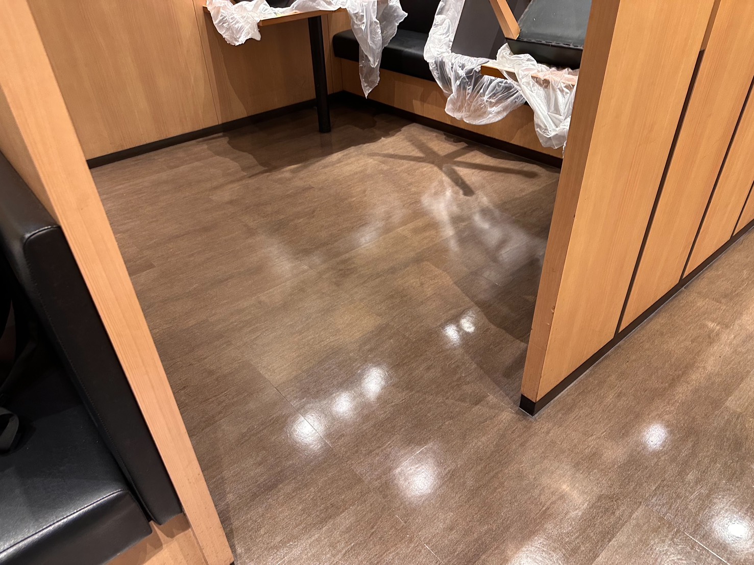 大阪市西区の飲食店で床洗浄ワックス後にツヤが整った客席ホール通路