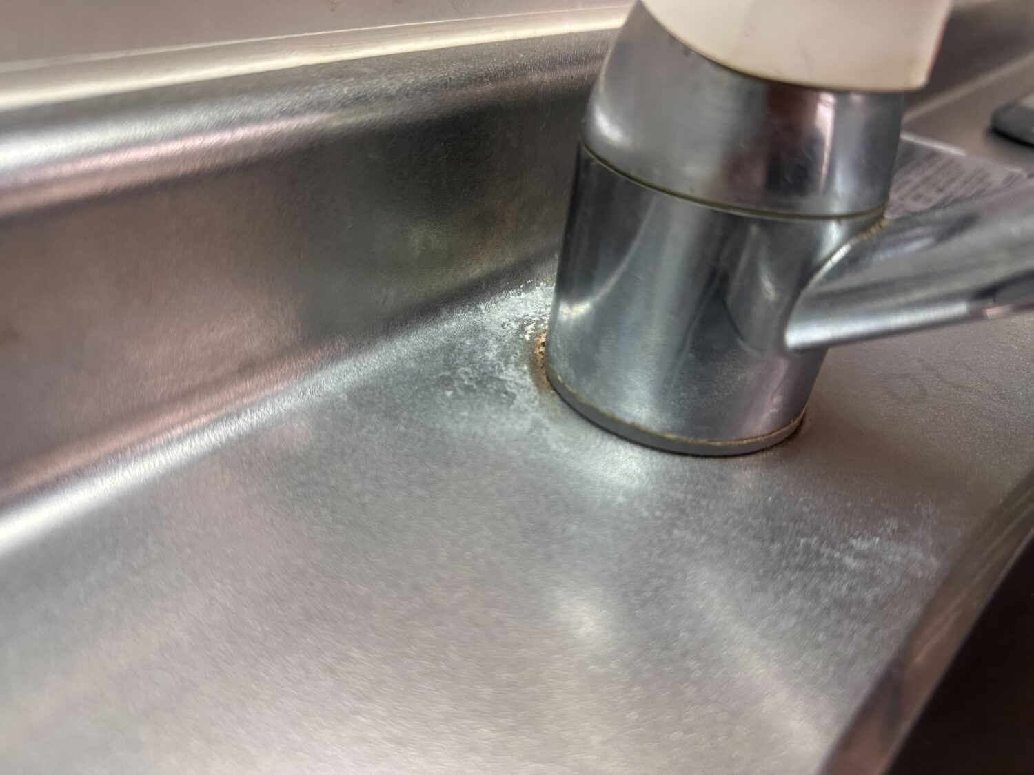 大阪市中央区の1K空室清掃前に水垢が固着していたキッチン水栓の根元