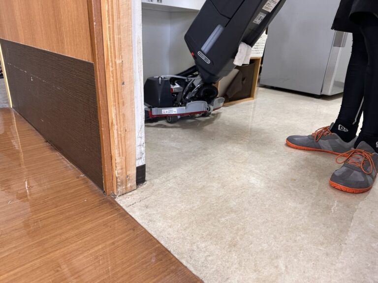 大阪の施設で狭い通路を小型清掃機で洗浄している様子
