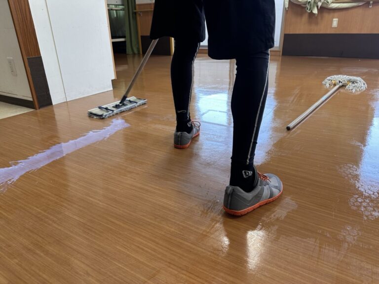 大阪の施設清掃で床面をモップで仕上げている様子
