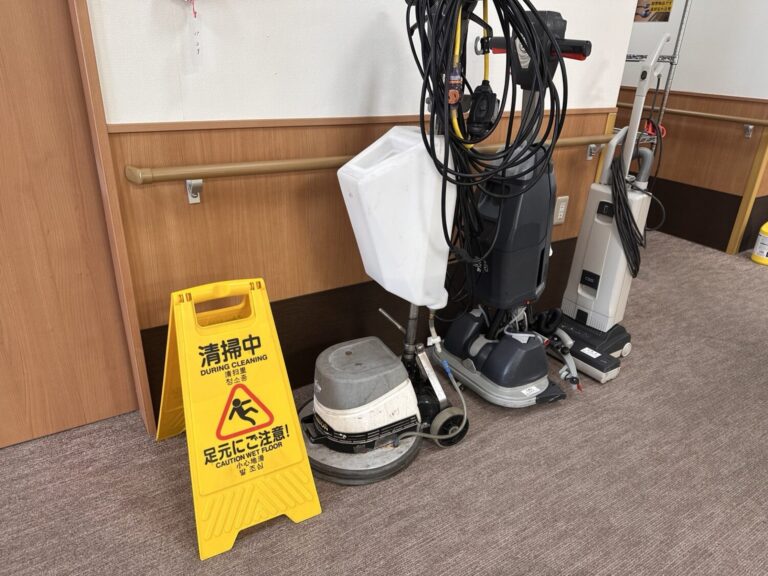 大阪の介護・福祉施設で利用者様とスタッフ様の動線に配慮しながら行う床清掃