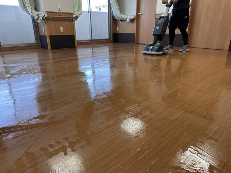 大阪の施設で広い共用部を床洗浄機で清掃している様子
