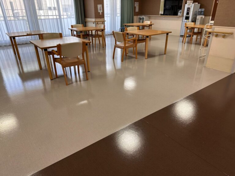高槻市の施設で床洗浄ワックスを行ったあとの2階食堂
