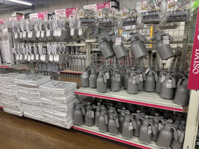 新大阪のダイソーのSNS話題商品棚に並ぶ浴槽ブラシと大容量スプレー、折りたたみ収納ケース