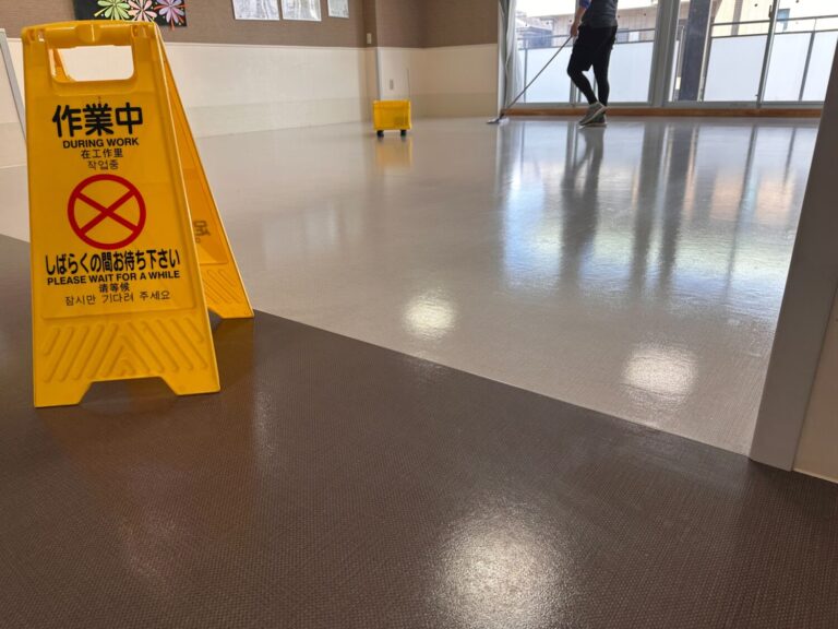 高槻市の施設で2階食堂の床にワックスを1層塗布している様子