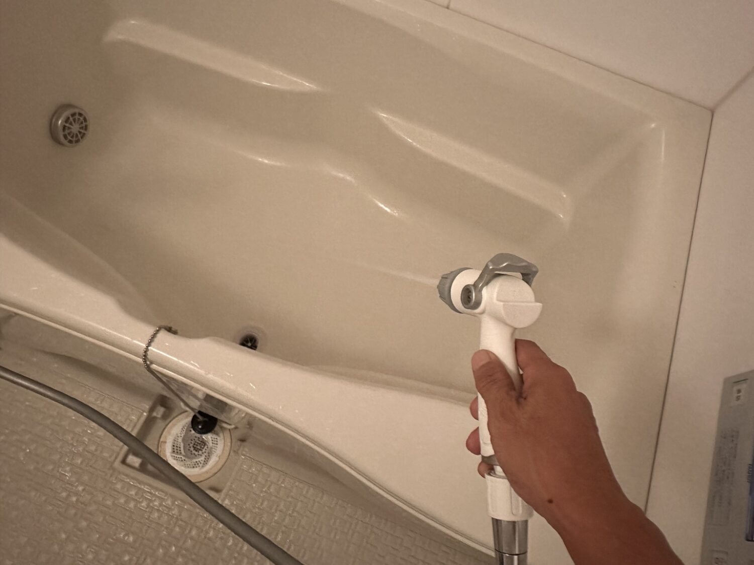 浴槽内で高水圧ガンを使用している様子